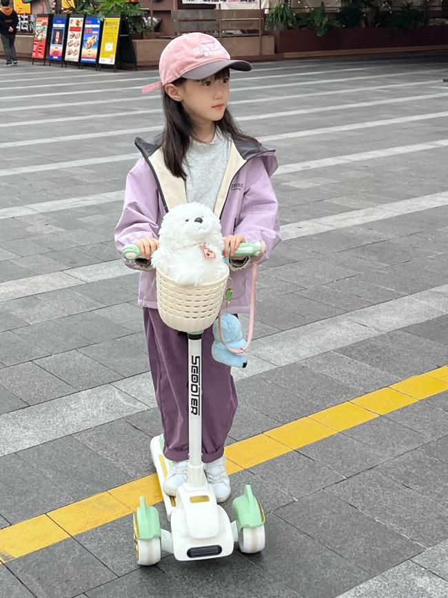 粉紫少女骑滑板车街拍，温柔治愈生活感