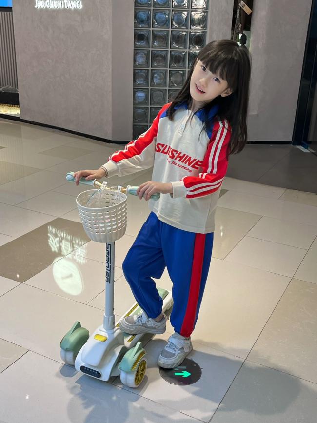 萌娃滑板车日常：商场里的阳光少女写真